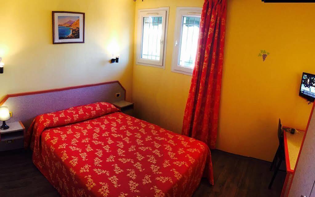 Hotel Le Pradet Vacqueyras Kültér fotó